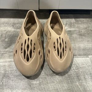 adidas Yeezy Foam RNNR
Ochre